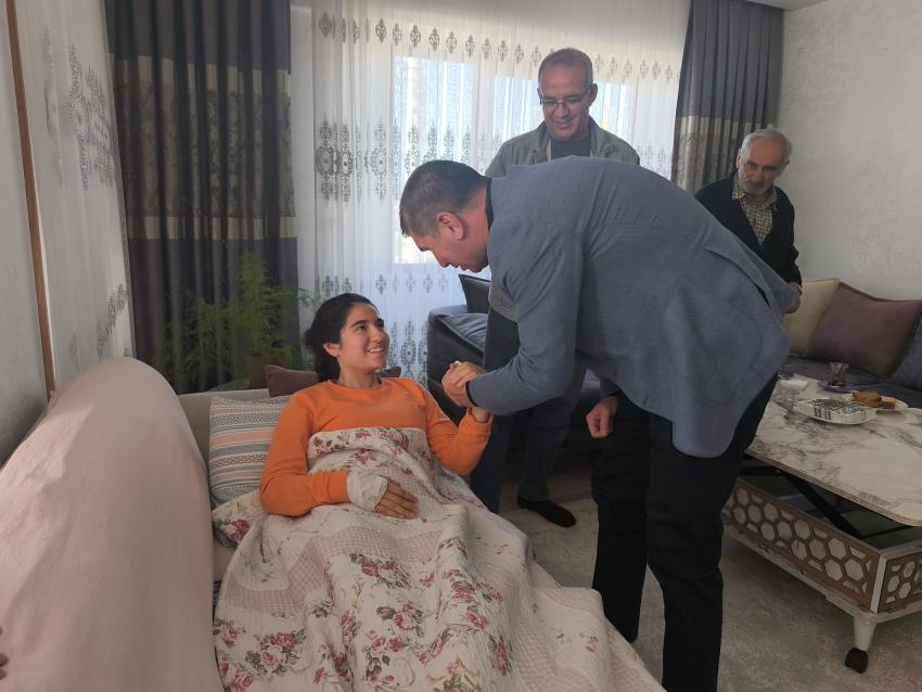 Başkan Ercengiz’den Sokak Köpeği Saldırısına Uğrayan Çocuğa Ziyaret