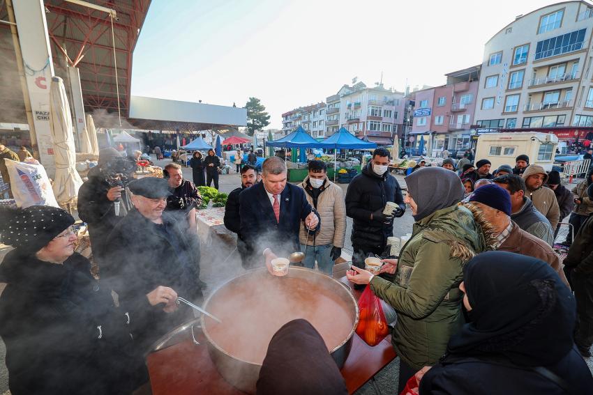 Salı Pazarında Dayanışma: Başkan Ercengiz Çorba Dağıttı