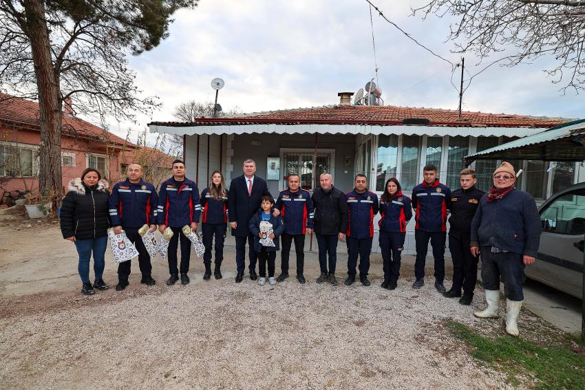 Başkan Ercengiz ve İtfaiyeciler çocukları sevindirdi