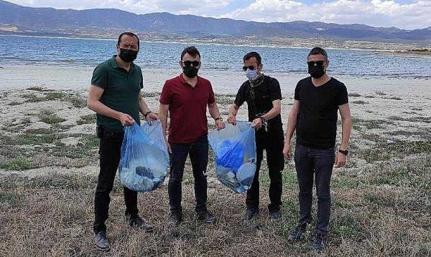 Amatör Fotoğrafçılar Burdur Gölü Sahilinde Temizlik Yaptı