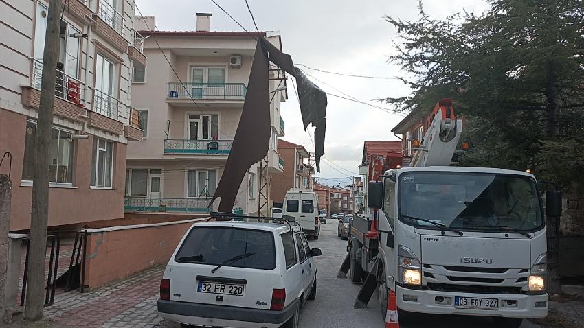 Burdur’da Rüzgar Kabusu: Işıldak Sokak’ta Korkutan Dakikalar!