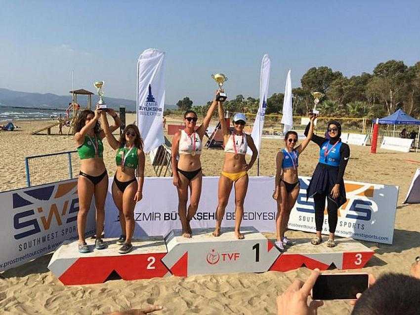Burdur’un gururu voleybolcu kızlar İzmir’den 3 kupayla döndü