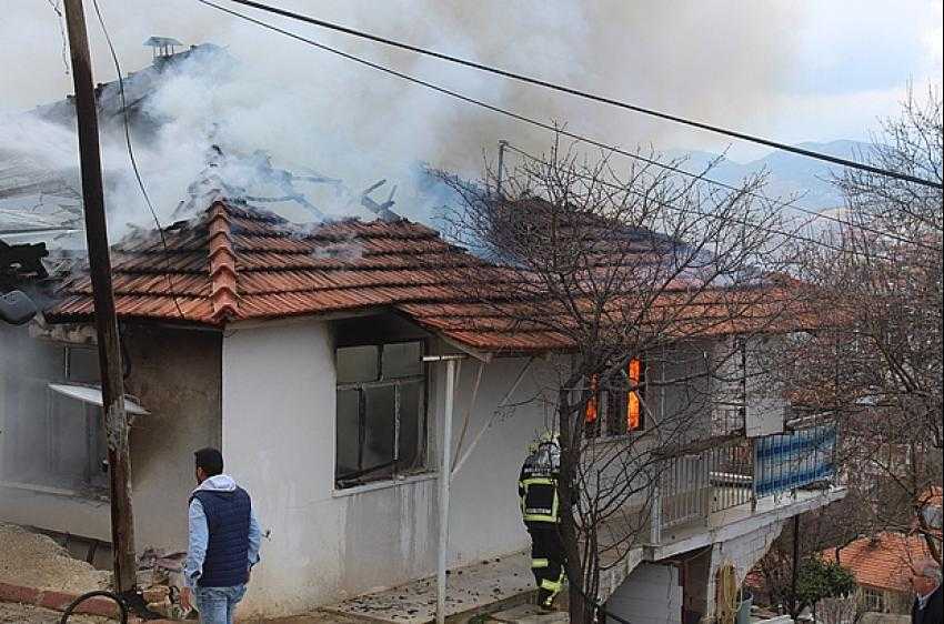 Burdur'da Ev Yangını Kullanılamaz Hale Geldi