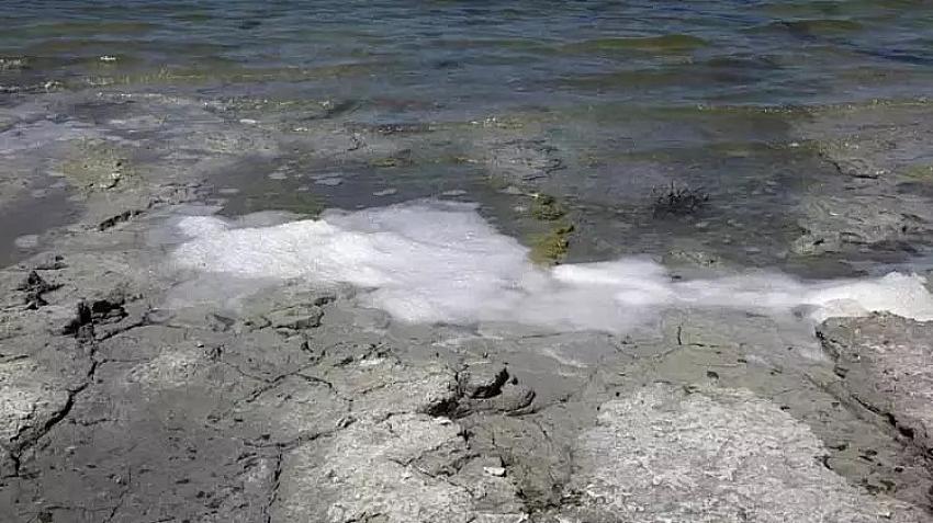 Burdur Gölü'nde Yine Köpüklenme