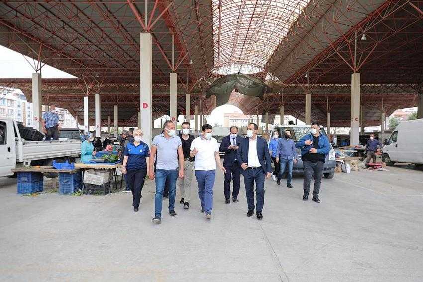 Burdur Valisi Ali Arslantaş Pazarcı Esnafın Elinde Kalanları Aldı İhtiyaç Sahiplerine Dağıttı