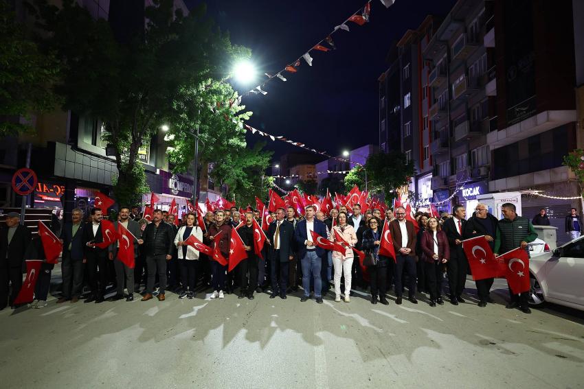 Burdur Caddeleri Kırmızı Beyaza Büründü!