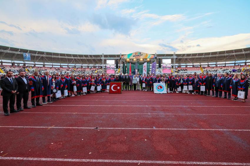 MAKÜ’DE MEZUNİYET COŞKUSU: 7 BİN ÖĞRENCİ KEP ATTI!