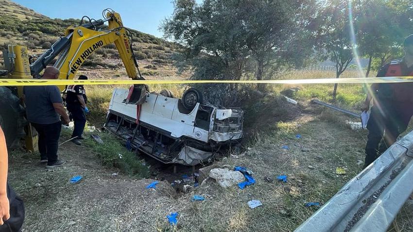 Burdurlu tarım işçilerini taşıyan midibüs devrildi: 1 ölü, 35 yaralı