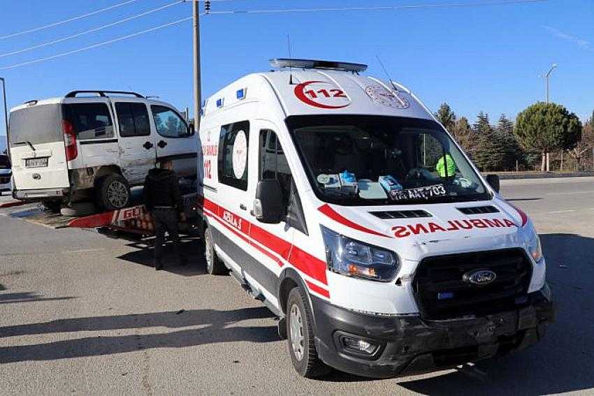 AMBULANS KAZA YAPTI, BİR SAĞLIKÇI YARALANDI