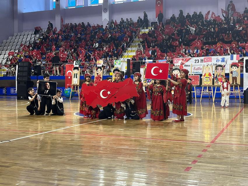 BURDUR’DA 23 NİSAN COŞKUSU: MİNİKLER SAHNE ALDI, GELECEĞE MESAJ VERİLDİ