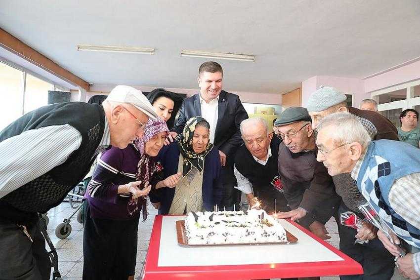 Başkan Ercengiz'den Huzurevi Sakinlerine yeni yıl eğlencesi