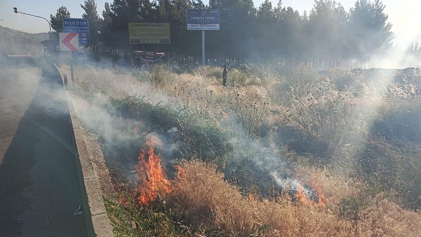 Burdur’da Kuru Otlar Alev Aldı