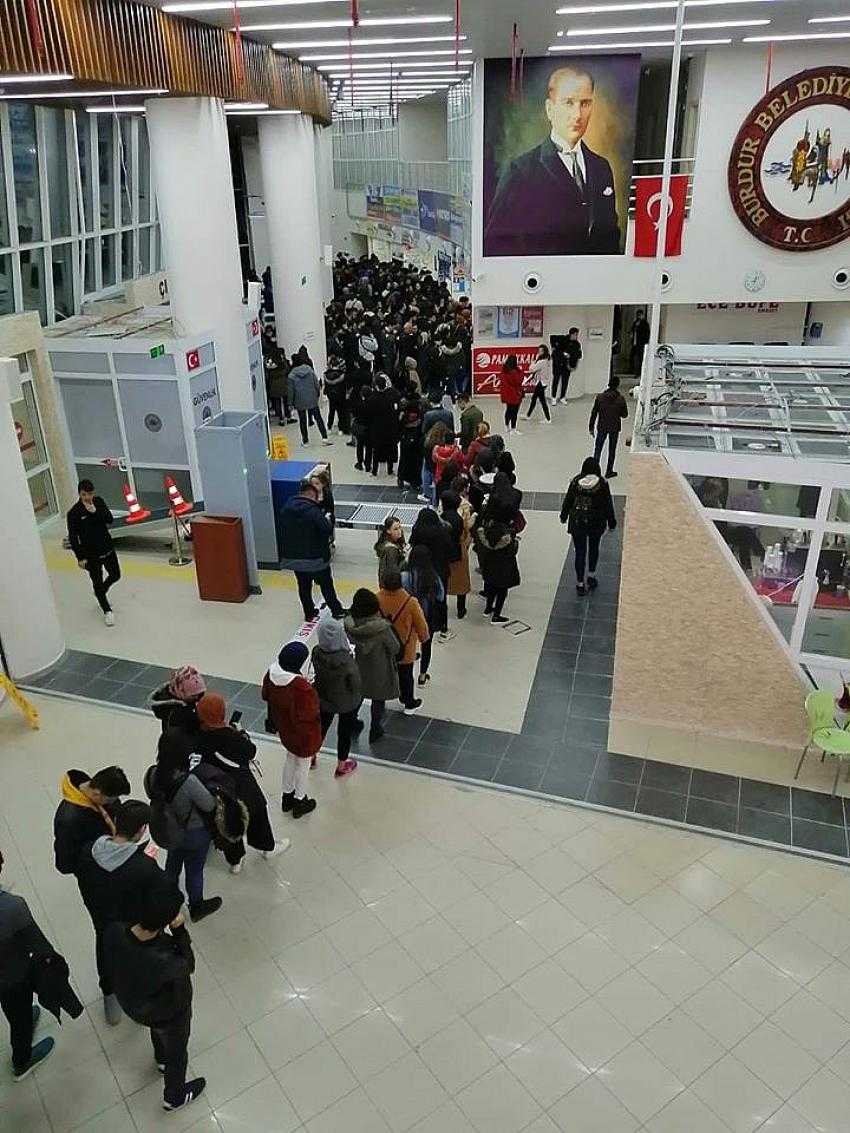 Öğrencilerin Otogar'da Bilet Kuyruğu