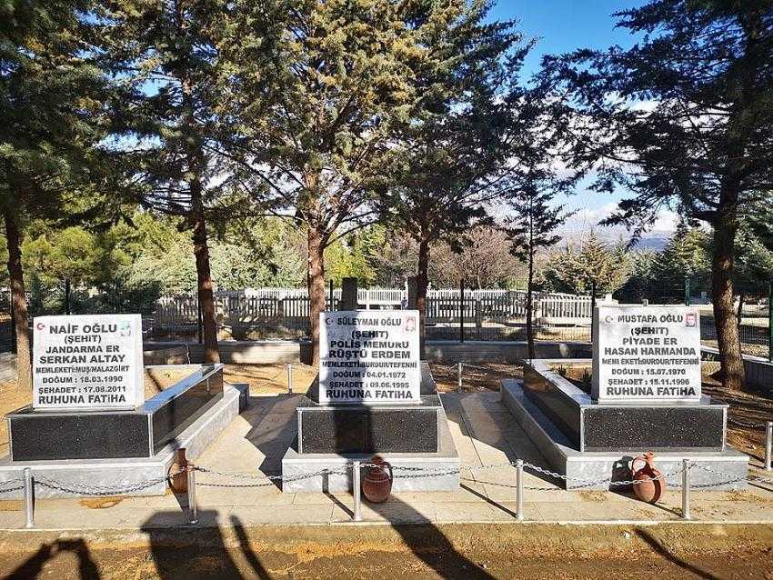 Tefenni Belediyesi Şehitlikte Restorasyon ve Temizlik yaptı.