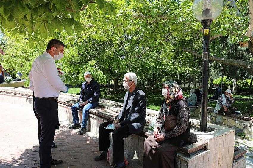 Burdur’da Yaşlılar Sokaklara akın etti