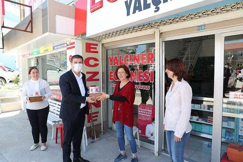 Başkan Ercengiz, Eczacı meslektaşlarını ziyaret ederek 14 Mayıs Eczacılar Günlerini kutladı