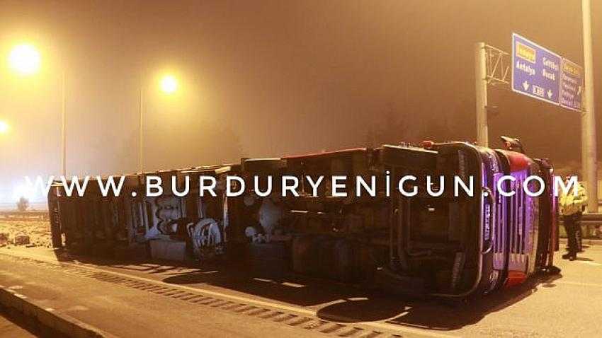 Burdur’da meyve sebze yüklü tır devrildi