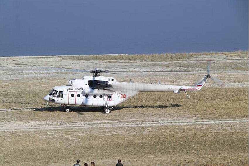 YANGIN HELİKOPTERİ İNİŞ YAPACAĞI PİST KÜÇÜK GELİNCE GÖL KENARINA İNDİ 