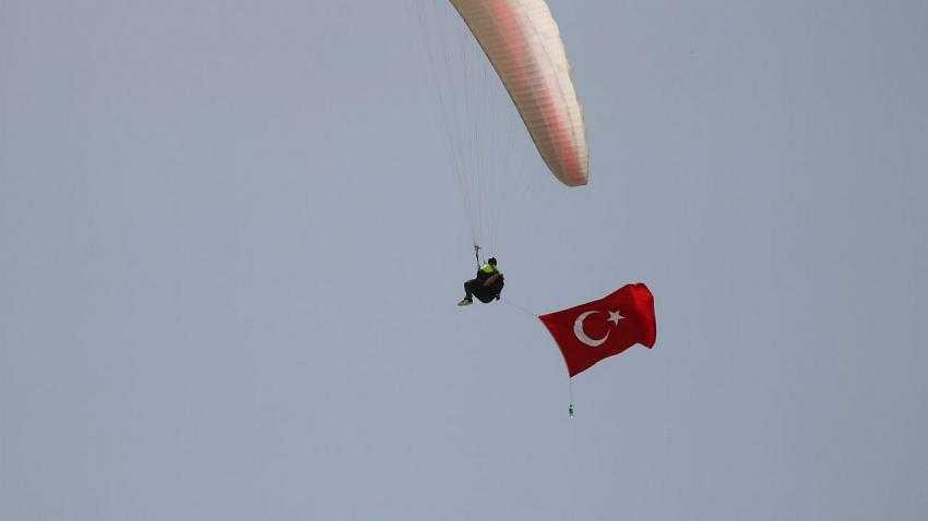 Burdur’da 19 Mayıs öncesi anlamlı etkinlik; “Yamaç Paraşütçülerinden bayraklı uçuş”