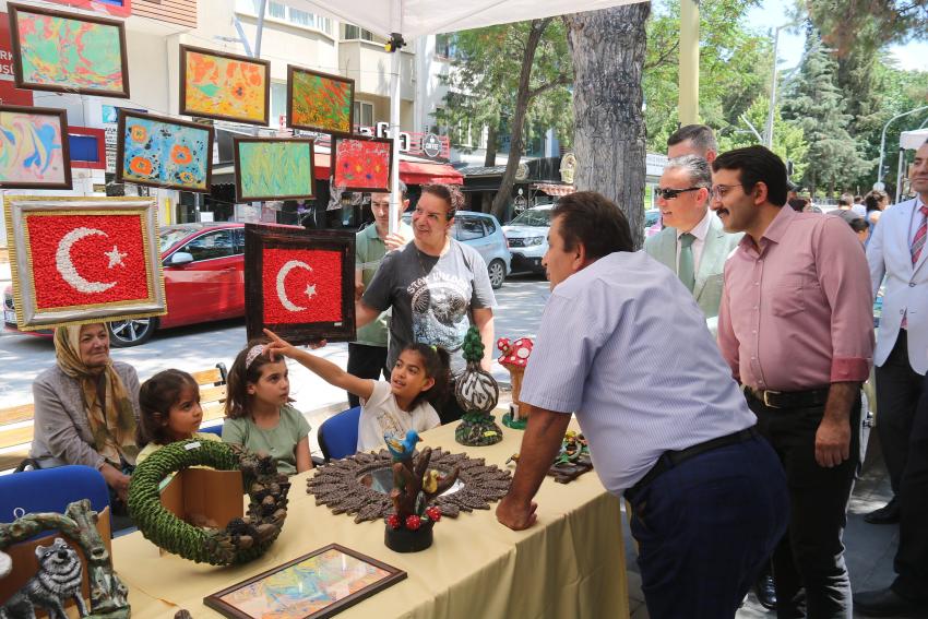 ÇOCUK EVLERİNDE KALAN ÖĞRENCİLERİN ESERLERİ SERGİLENDİ