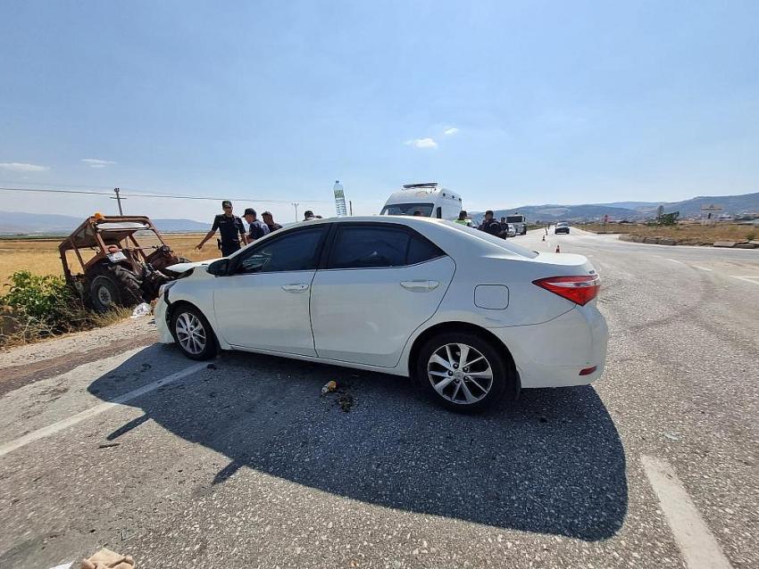Burdur'da traktör ile otomobil çarpıştı: 5 yaralı