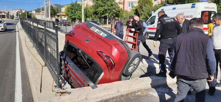 Burdur'da Otomobil Kanala Düştü: Sürücü Yaralandı