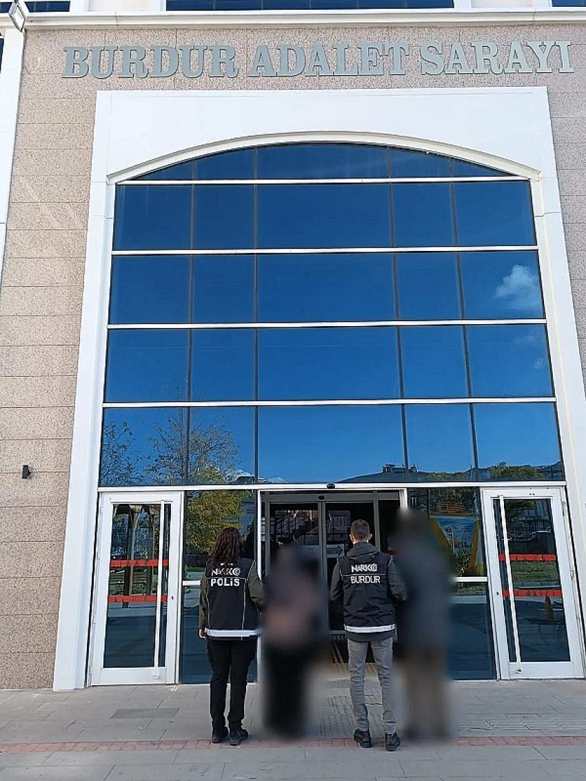 Burdur’da Uyuşturucu Operasyonu: 2 Gözaltı, 1 Tutuklama