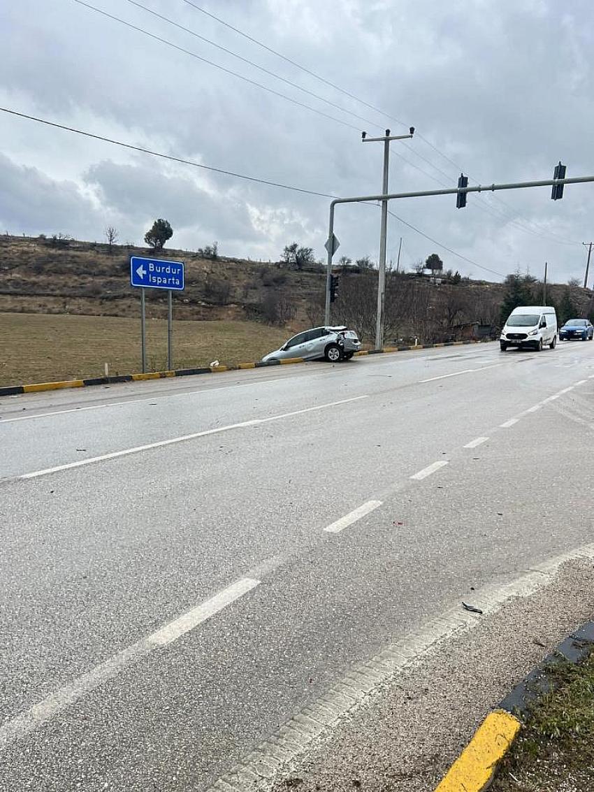 Burdur’da Korkutan Çarpışma: Otomobil Kamyonetle Çarpışıp Yoldan Çıktı!