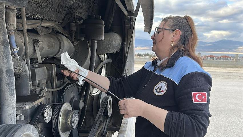 Burdur’da Direksiyon Sallayan Kadın Şoförün Hikayesi Herkese İlham Oluyor