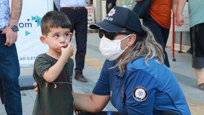 Bayan Polisten küçük Yusuf’a anne şefkati