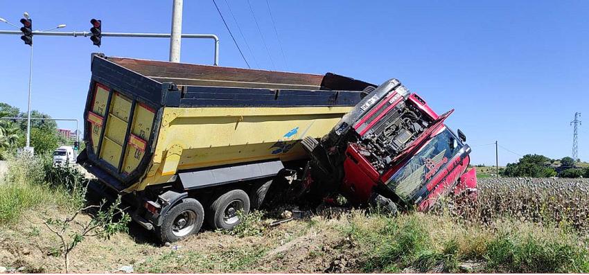 BURDUR’DA TIR TARLAYA DEVRİLDİ: 1 YARALI
