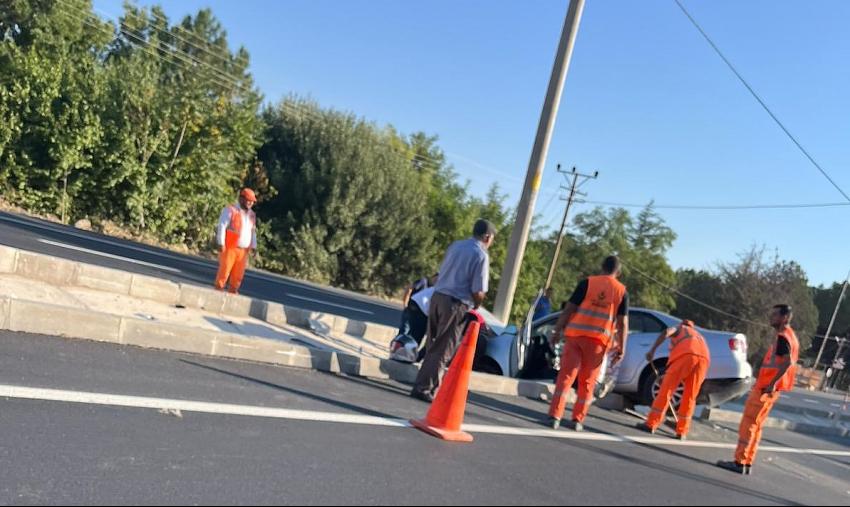 Burdur’da Otomobil Direğe Çarptı
