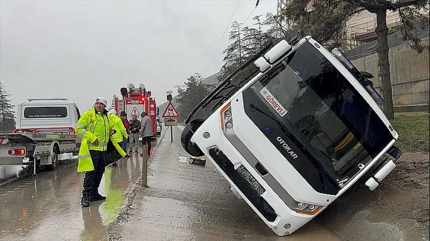 Burdur–Isparta Yolunda Cezaevi Aracı Devrildi: Yaralılar Var