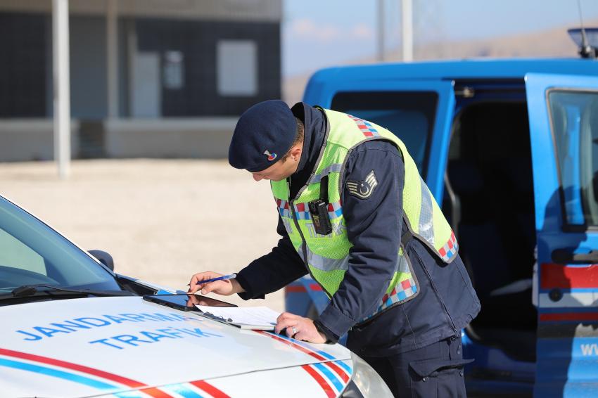 Burdur'da kış lastiği uygulamasında sürücülere ceza yağdı!