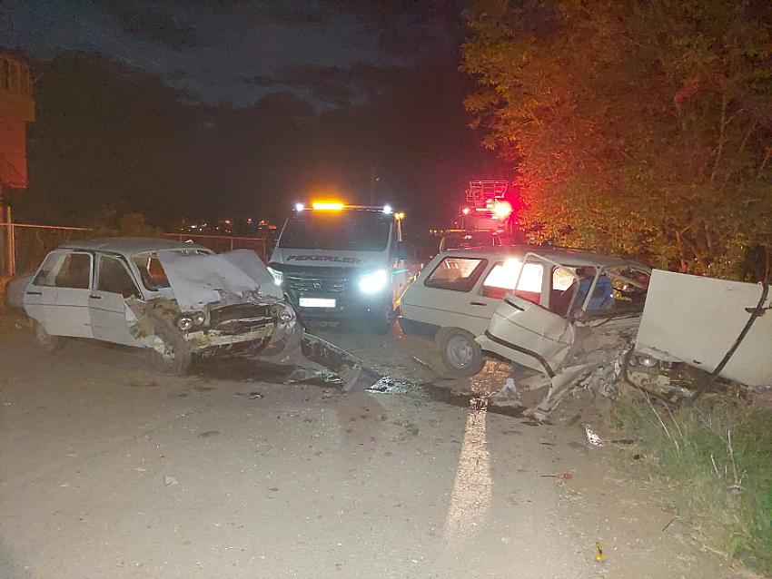 Burdur’da otomobiller kafa kafaya çarpıştı: 1’i çocuk 4 yaralı