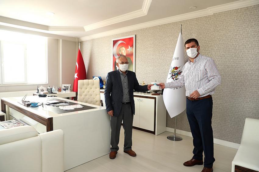 Başkan Ercengiz’den halk pazarlarında tezgah açmaya hazırlanan tuhafiyecilere tıbbi tedbir desteği