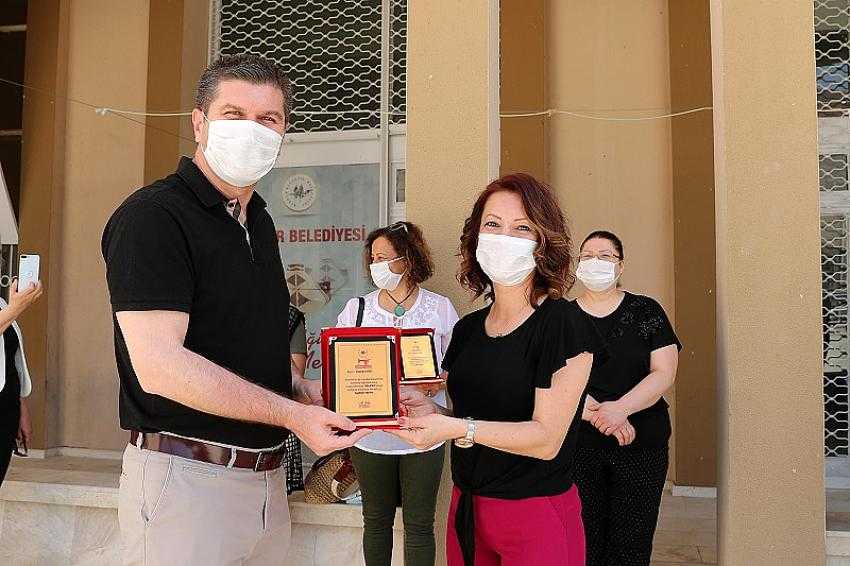Başkan Ercengiz’den 240.000 Bin Maske Üreten Gönüllülere Plaket