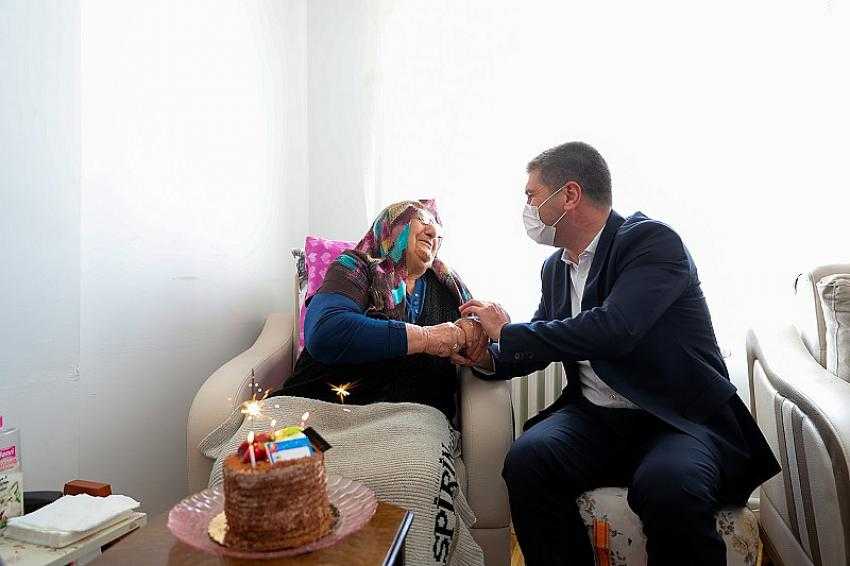 Başkan Ercengiz’den 101 yaşındaki Hacer Teyzeye Doğum günü Pastası