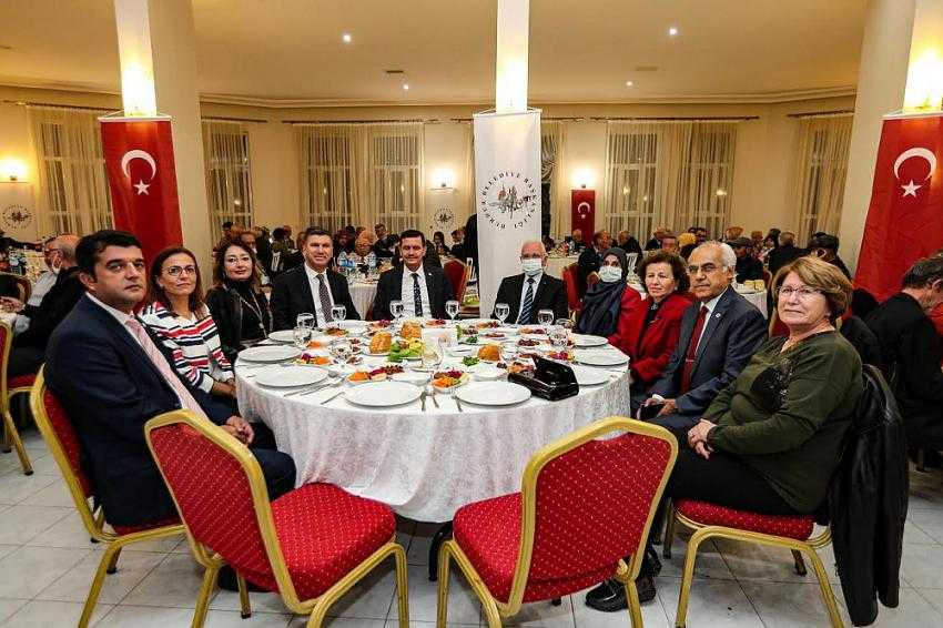Başkan Ercengiz’den emekli öğretmenlere yemek