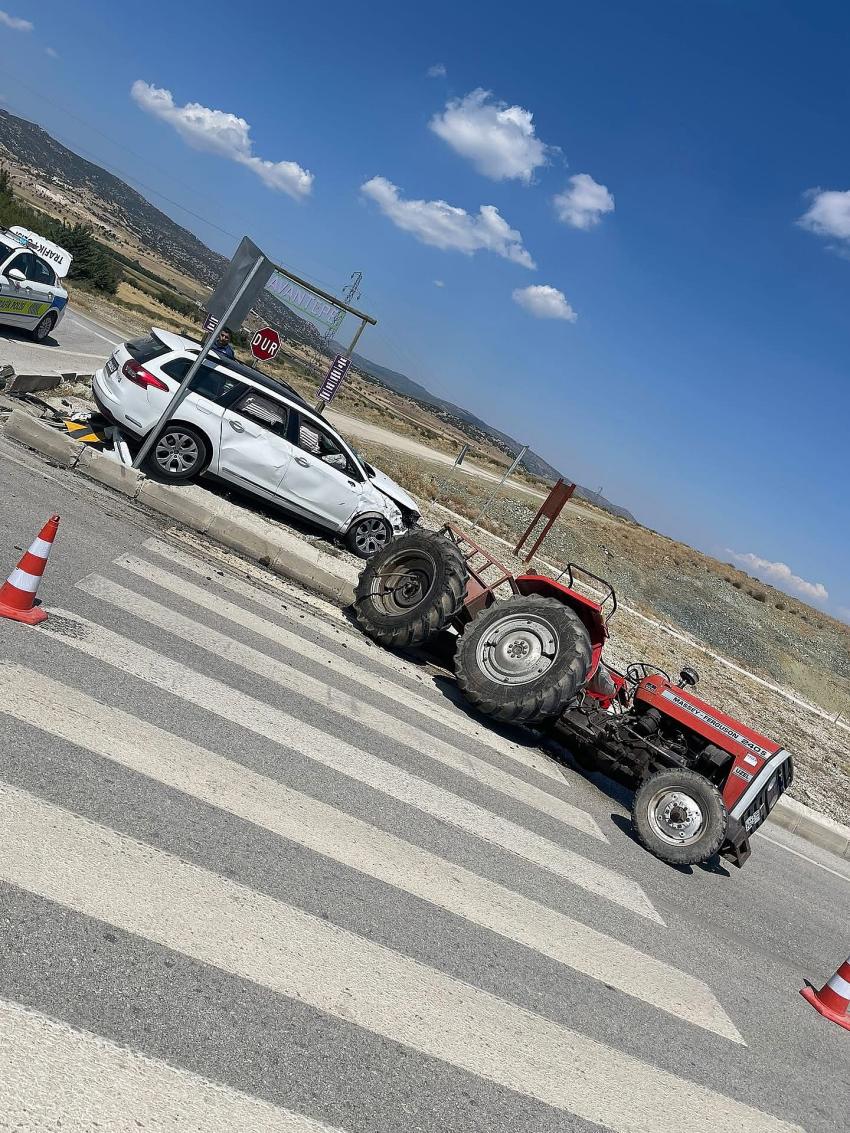 Burdur'da Otomobil ile Traktör Çarpıştı