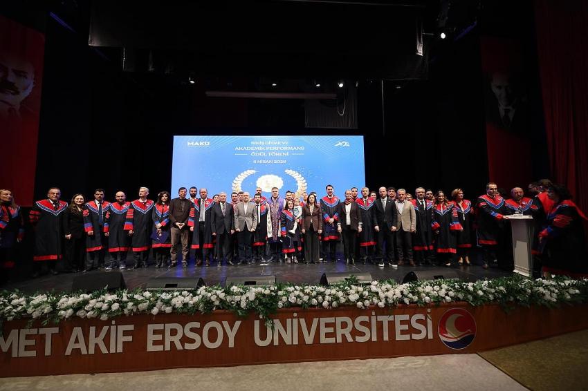 Burdur’da Bilim Şöleni: Akademisyenlere Biniş Giydirildi, Ödüller Verildi