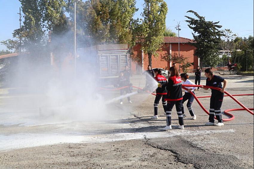 ÖĞRENCİLERE UYGULAMALI İTFAİYECİLİK EĞİTİMİ