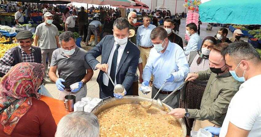 BURDUR BELEDİYESİ, SALI PAZARI’NDA AŞURE DAĞITTI