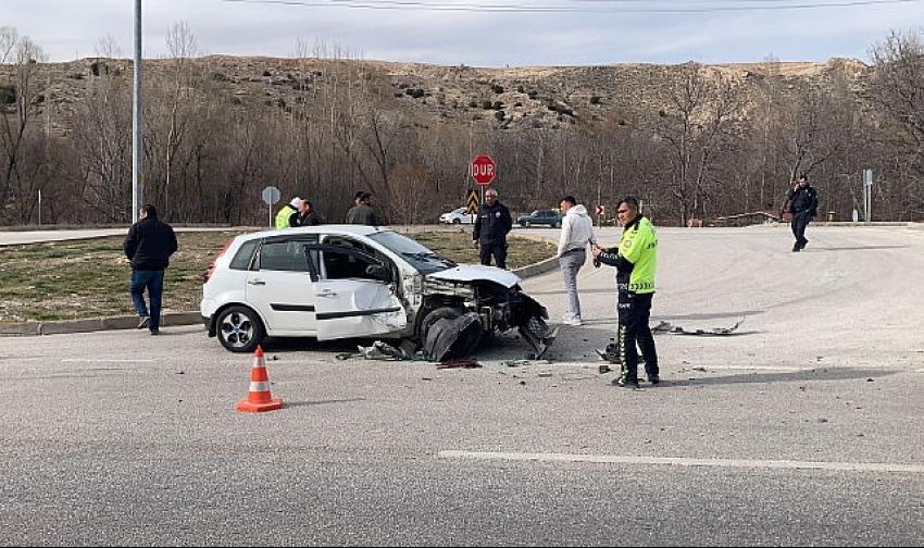 Burdur’da traktör otomobille çarpıştı: 2 yaralı