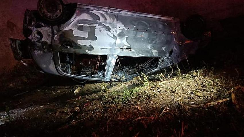 BURDUR’DA DEVRİLEN OTOMOBİL ALEV ALDI, 1 KİŞİ ÖLDÜ, 1 KİŞİ YARALANDI