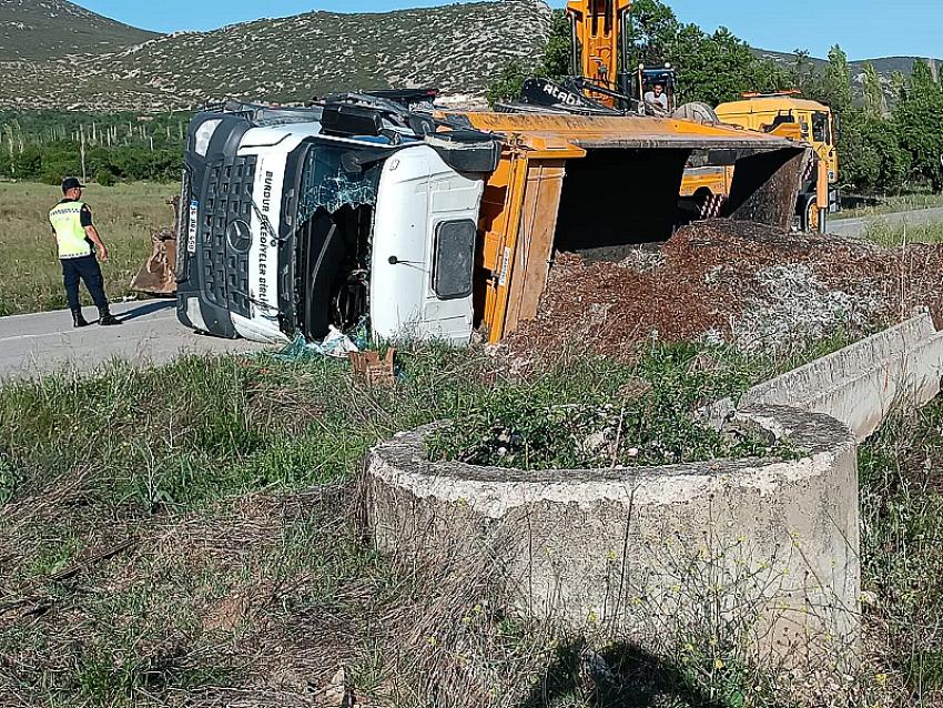 Burdur'a geliyordu! Devrilerek yan yattı!