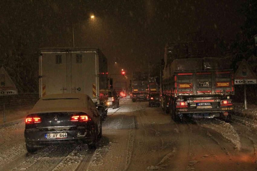 Burdur’da yol kapandı, uzun kuyruklar oluştu