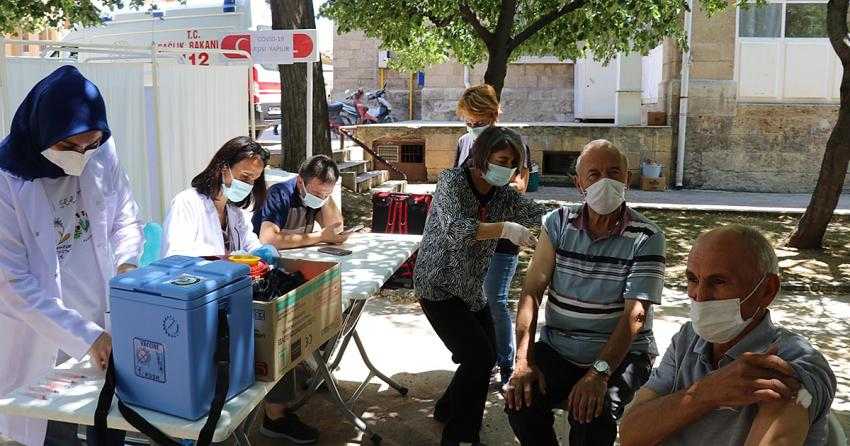 BURDUR’DA CUMA NAMAZI SONRASI AŞI İKNA TİMİNİ GÖREN VATANDAŞLAR AŞI OLDU