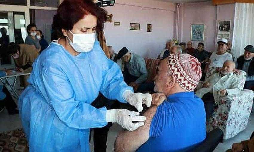Burdur’da Huzurevinde Kalan Yaşlılar Aşılandı