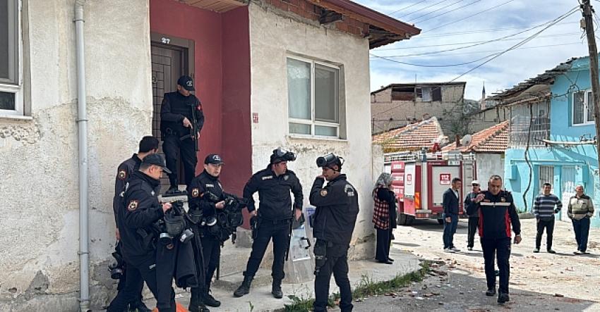 Burdur'da Şizofreni Hastası, Ortalığı Birbirine Kattı; 4 Polis Yaralandı